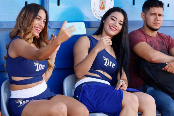 Las 20 infartantes modelos que más se extrañan en los estadios de la Liga Nacional