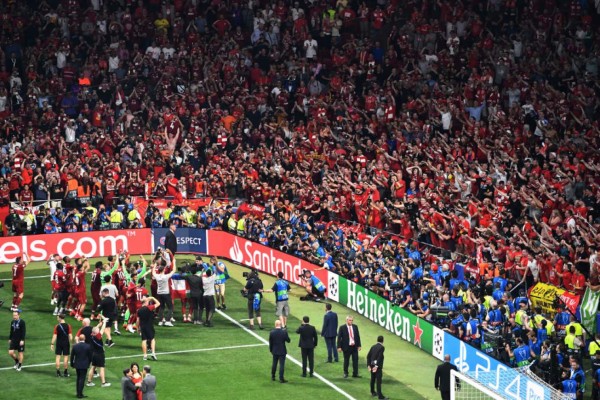 Lo que no se vio en TV: El llanto del Tottenham, la sexy rubia y el increíble festejo del Liverpool