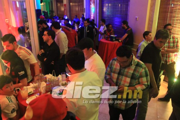 EN FOTOS: Así vivió Ronaldinho el clásico Barcelona-Real Madrid en Honduras