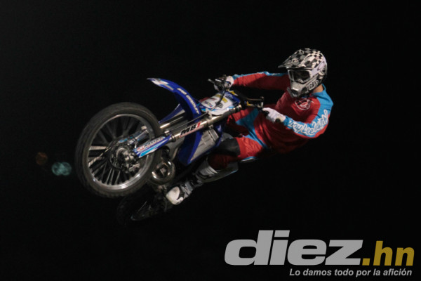 Tegucigalpa vibró con el show en Xpilots