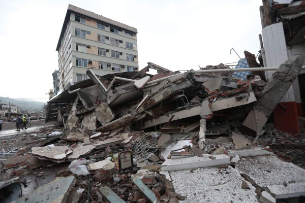Las dramáticas imágenes del potente sismo que sacudió Ecuador