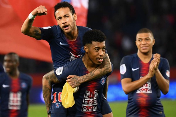 Así fue el emotivo regreso de Neymar: De rodillas y broma a Mbappé para celebrar el título del PSG