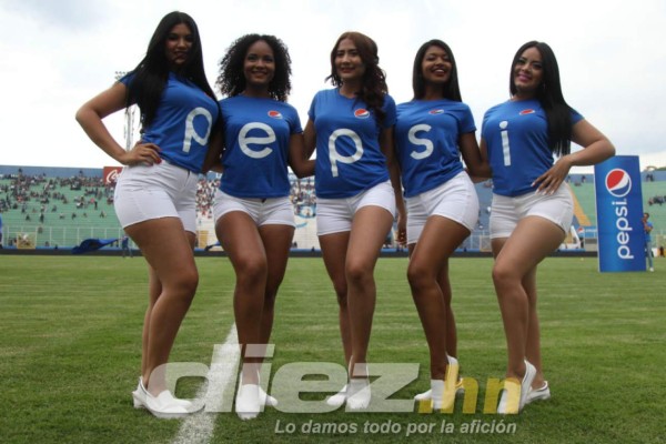 ¡Mamacitas! Las chicas más lindas que llegaron al estadio Nacional