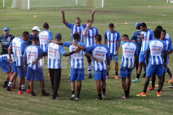 CURIOSAS: El abrazo de Carlo Costly y los que están atrás de Donis Escober