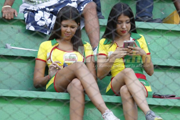 ¡Cuidado con el lente de DIEZ! Así captó a modelos que adornan el Apertura