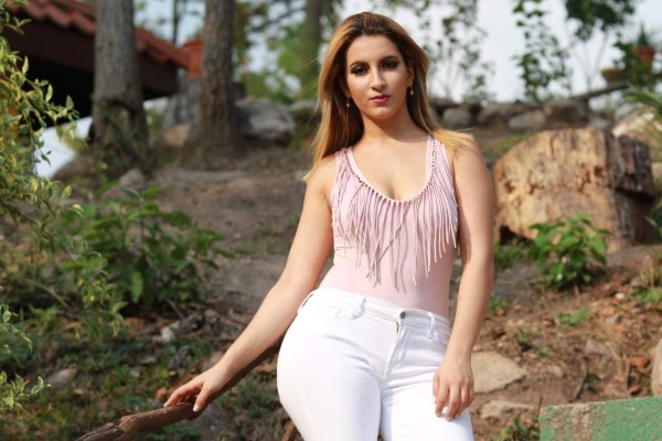 Ella es Roxana Kafati, la bella pareja de jugador del Juticalpa FC