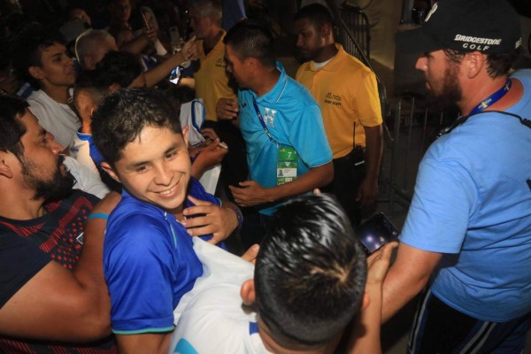 Lo que no se vio en TV: Espectacular despedida en Texas y le quitaron la camisa de Elis a un hincha