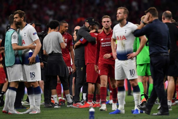 Lo que no se vio en TV: El llanto del Tottenham, la sexy rubia y el increíble festejo del Liverpool