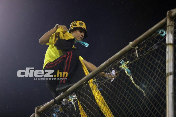 Las otras fotos del clásico: La preciosa esposa de Mario Martínez, la rubia y el malabarista