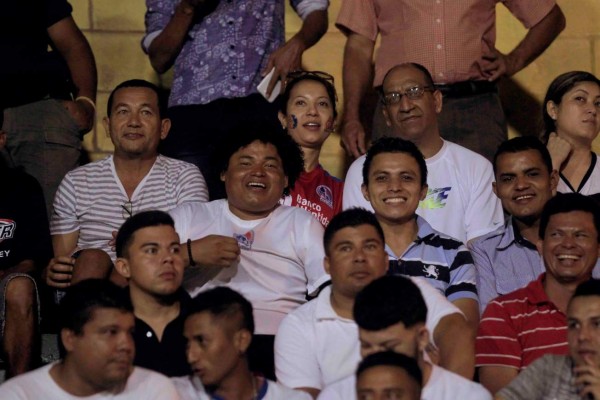 ¡LINDAS! Las preciosas chicas que adornaron el Honduras-Olimpia en la perla