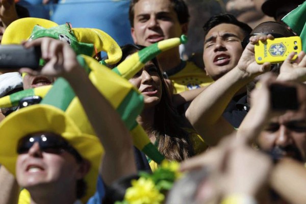 Aficionados disfrutan el Mundial a ritmo de samba.