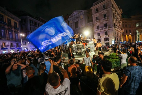 ¿Y el coronavirus? Así fue la polémica celebración de miles de hinchas del Napoli en Italia