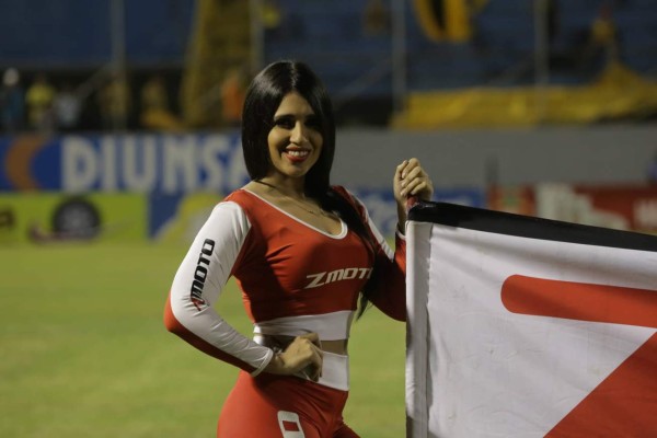 ¡Regresó la colocha! Las espectaculares mujeres que endulzan el repechaje en Honduras