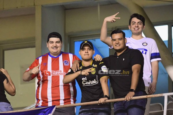 Hermosas chicas adornan la final Olimpia-Real España en el estadio Olímpico