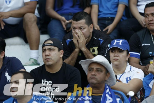 Las caras de sufrimiento y decepción de Honduras en el Olímpico