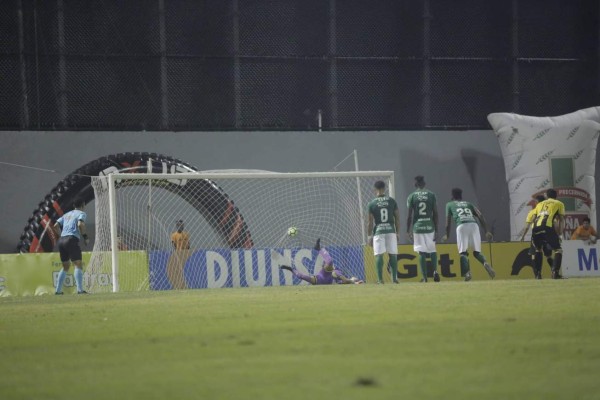 NO SE VIO: Vargas pierde los estribos, la bella chica y la euforia aurinegra