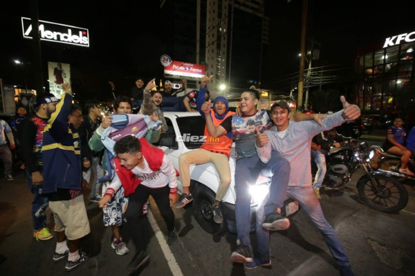 ¡Tegucigalpa se tiñe de azul! Aficionados salen a las calles a festejar la 16 del Motagua