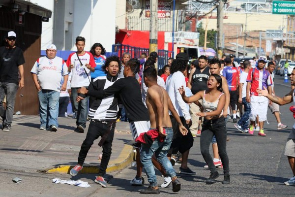 EN FOTOS: Policías blindan el estadio Nacional y aficionados se van a los golpes