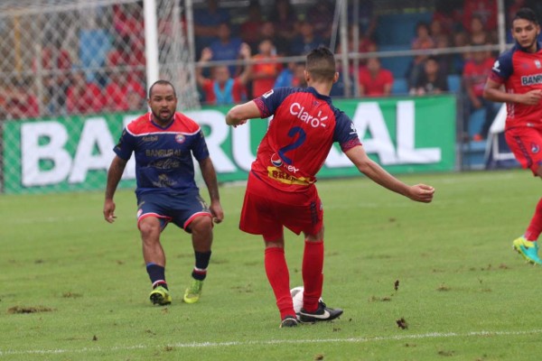 La pelea salvaje entre jugadores del Municipal y Xelajú en Guatemala; hubo ocho expulsados