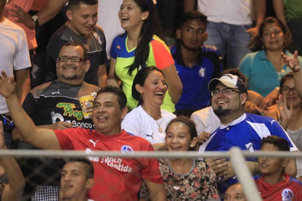 ¡NO SE VIO EN TV! Llenazo, portones cerrados y la eurofia de los progreseños
