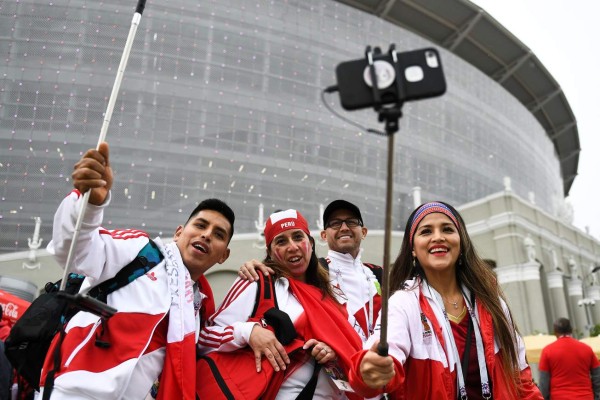 Francia y Perú engalanan Rusia 2018 con sus bellas aficionadas