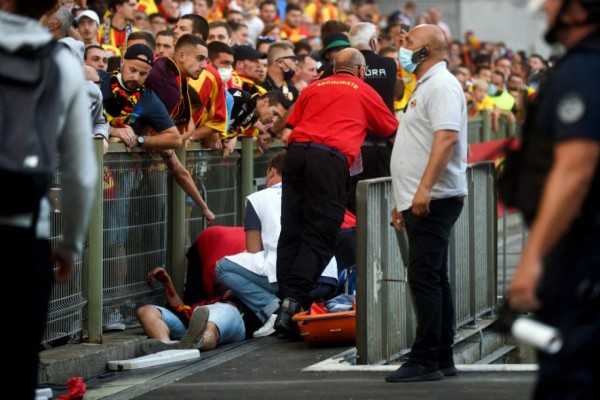 A los golpes en Francia: Invasión de aficionados, pelea, heridos y detenidos en el Lens-Lille