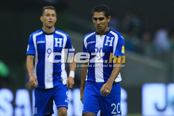 Mientras unos jugadores de Honduras sufrían, otro cambiaba camisa