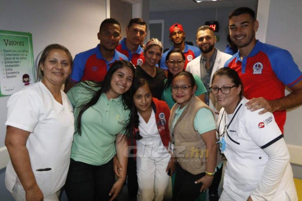 Detalles y abrazos: Olimpia transforma un día gris a colores en su visita a Hospital Infantil María