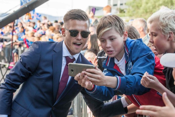 ¡Impresionante recibimiento de sus aficionados a los hérores de Islandia en la Eurocopa!