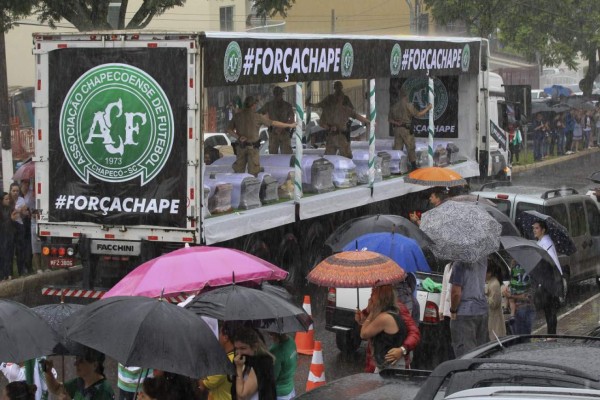 ¡Desgarrador! Brasil despide entre lágrimas y aplausos a los jugadores del Chapecoense