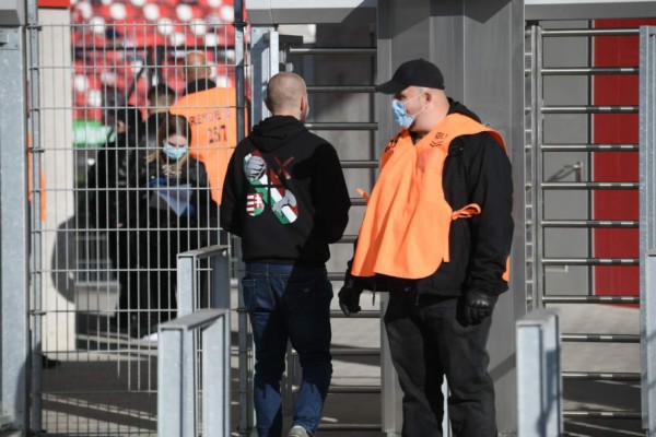 Sin mascarillas y otros sin respetar el distanciamiento: Aficionados vuelven al fútbol en Hungría