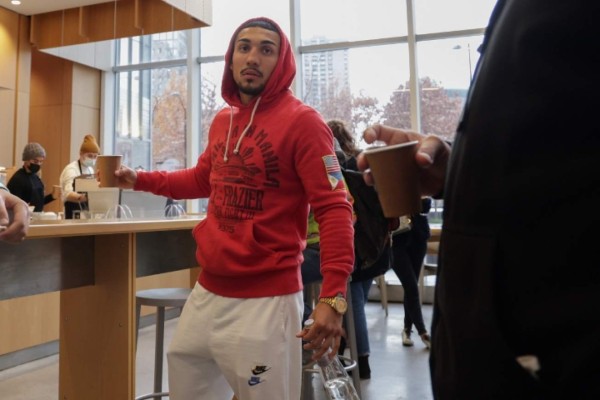 En medio del frío y de compras, Teófimo López arriba a Nueva York para noquear a George Kambosos