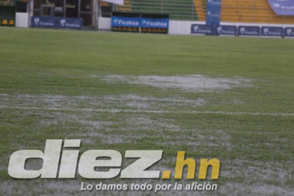 Como piscina olímpica: 45 minutos de lluvia inundaron cancha del Carlos Miranda