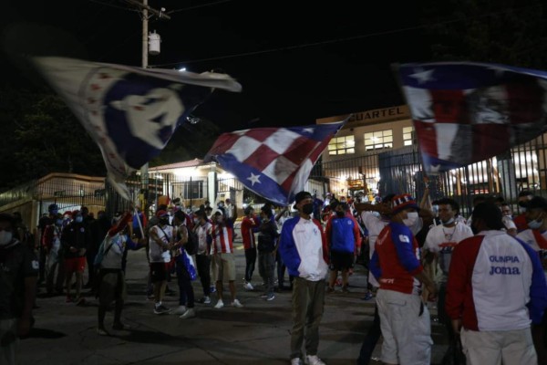 FOTOS: La UltraFiel y su banderazo a Olimpia fuera del estadio Nacional