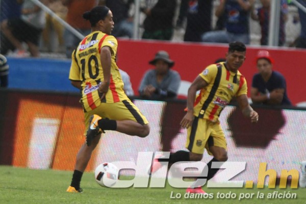 CURIOSAS: Los zapatos de Ronaldinho y su gesto con aficionado que ingresó al campo