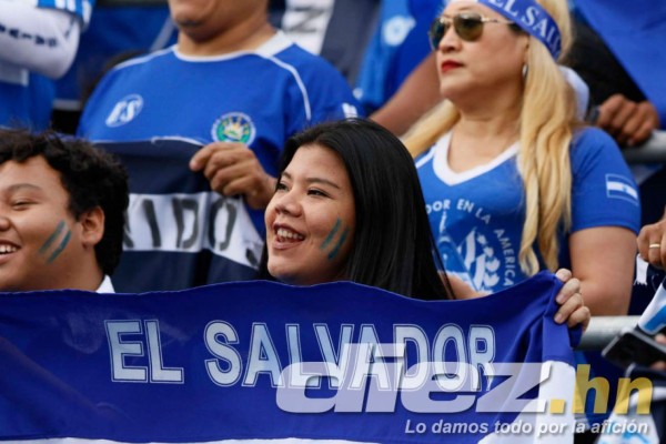 ¡Una fiesta! Lindo ambiente y bellas chicas para el Honduras-El Salvador por la Copa Oro