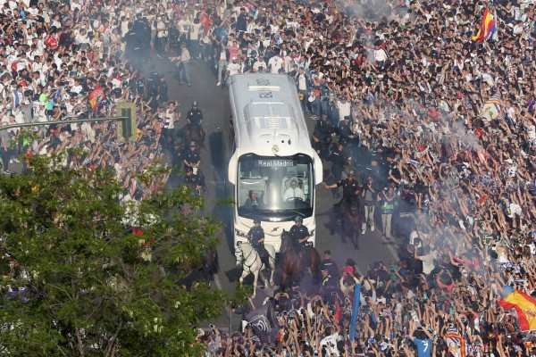 El espectacular apoyo del madridismo a su equipo en el Bernabéu