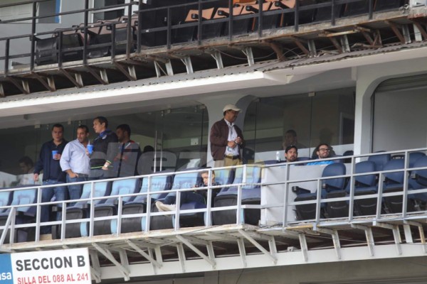 NO VISTE EN TV: El aficionado de lujo en el Nacional y Donis Escober estalló en ira