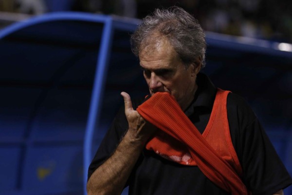 FOTOS: Así fue el sufrimiento de Marito Zanabria antes de renunciar en Real España