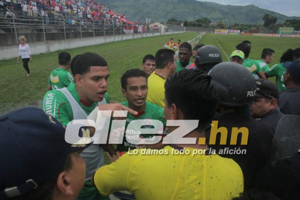 Polémica por nalgadas de Junior Morales a Henry Martínez