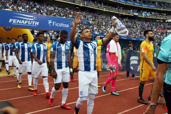 CURIOSAS: El saludo de Pinto y Postecoglou y el detalle de Boniek con los titulares