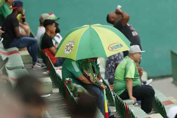¡NO SE VIO EN TV! Lindas chicas, la lluvia y la fiel afición en la jornada 13