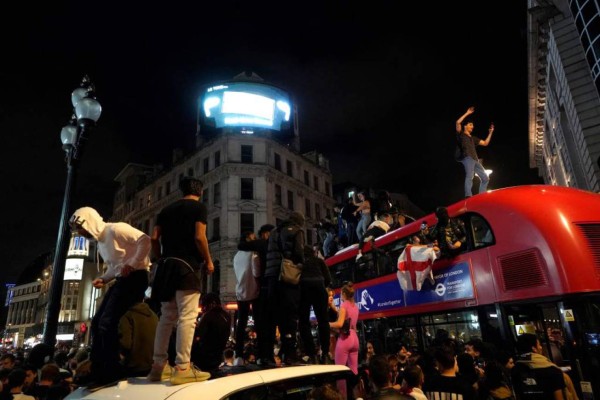 Derroche de locura: cervezas, llanto y festejo de Inglaterra en polémica clasificación a la final de la Euro