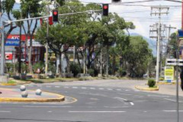 Con cervezas y sin respetar toque de queda absoluto: Las mejores fotos del día en Honduras