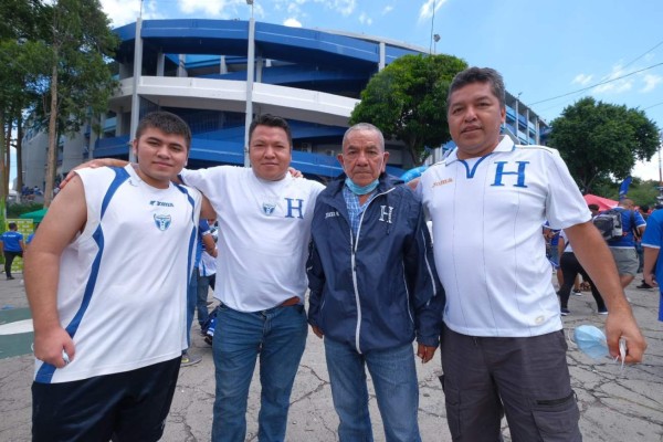 ¡Ambientazo! Hondureños se hacen sentir en el Cuscatlán y hasta Francisco Morazán llegó con su traje de general