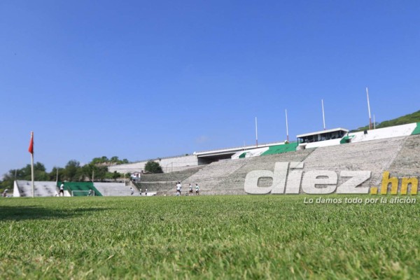 El feo y abandonado estadio donde entrena Honduras en Cuernavaca