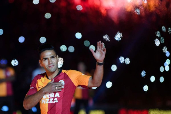 Una locura: La impresionante presentación oficial de Falcao con el Galatasaray
