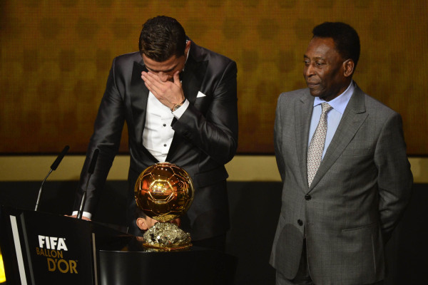 Cristiano entre lágrimas recibe el Balón de Oro 2013