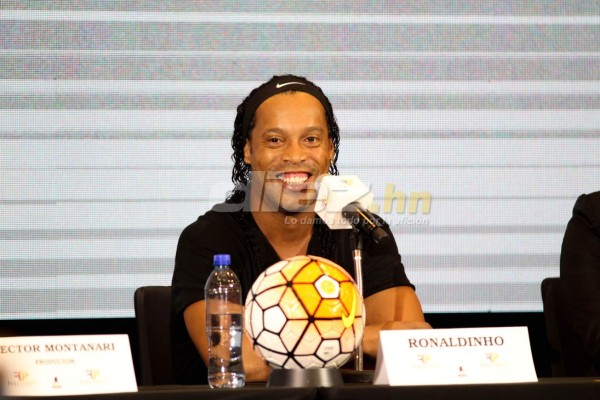 ¡De Lujo! Los ticos tuvieron un recibimiento espectacular para Ronaldinho