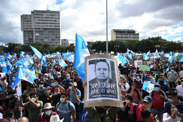 Guatemaltecos enardecidos incendian el Congreso Nacional exigiendo la renuncia del presidente Alejandro Giammattei